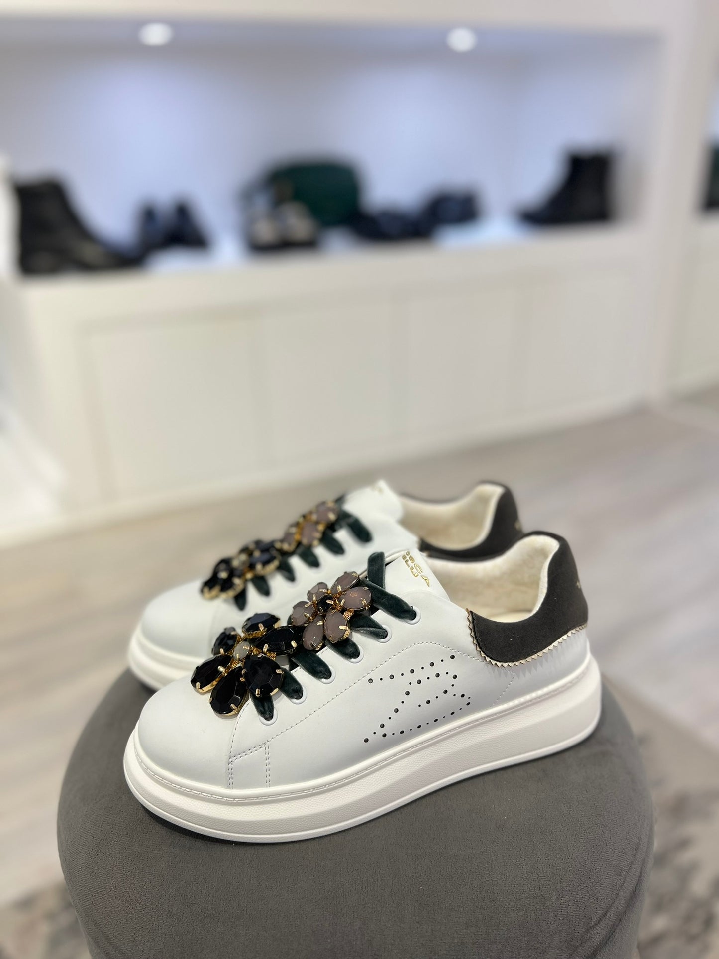 Sneakers Tosca Blu pelle bianco e accessori neri