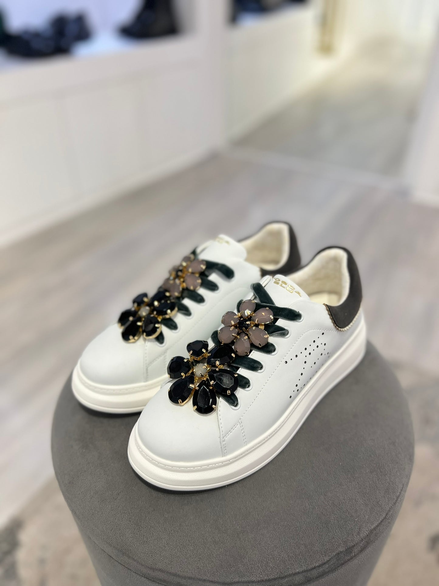 Sneakers Tosca Blu pelle bianco e accessori neri