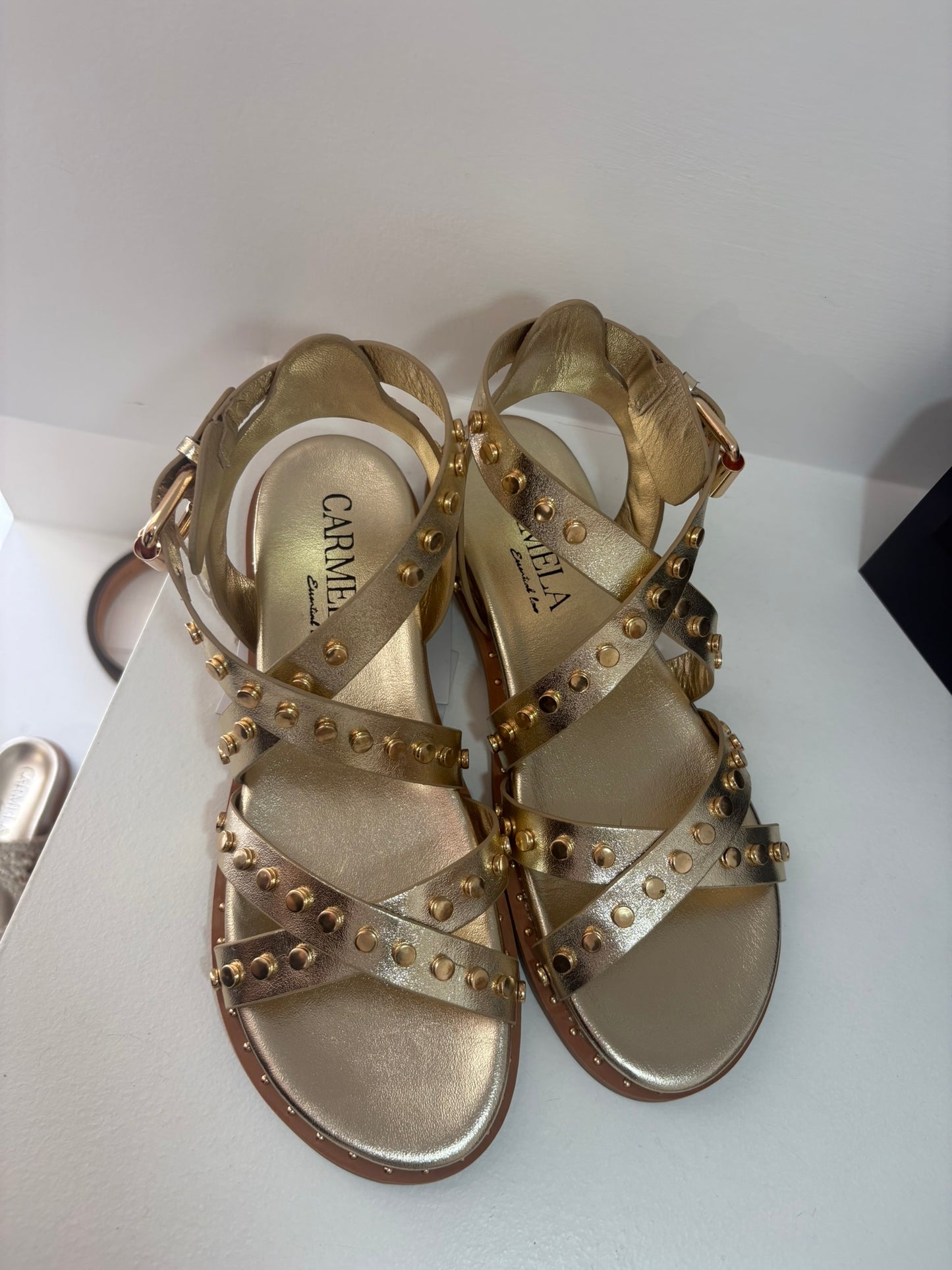 SANDALO CARMELA BORCHIE IN PELLE PLATINO
